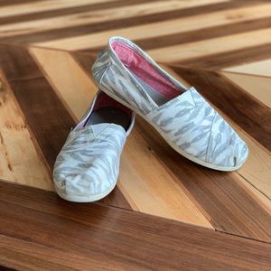 Grey and white patterned Toms